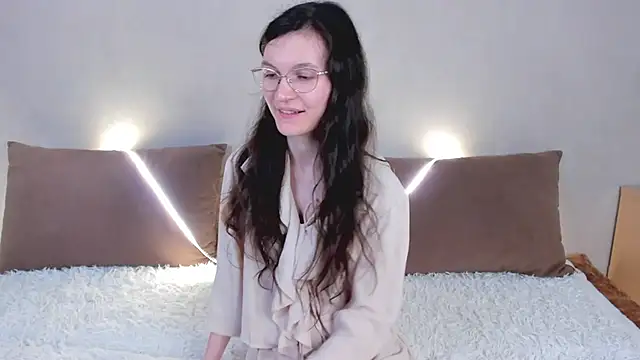 ThoraMarola online show from May 8, 2026, 5:24 am