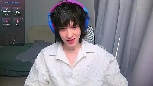 LeonBoykisser online show from April 30, 2026, 2:18 am