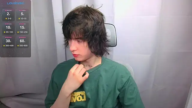 LeonBoykisser online show from May 3, 2026, 2:39 am