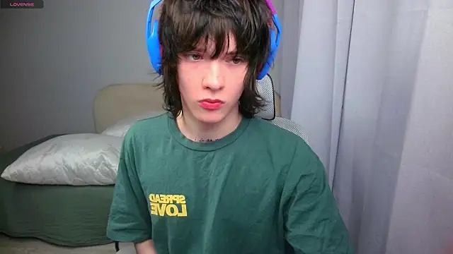 LeonBoykisser online show from June 1, 2026, 3:03 pm