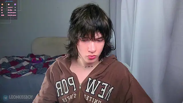LeonBoykisser online show from June 10, 2026, 6:51 pm