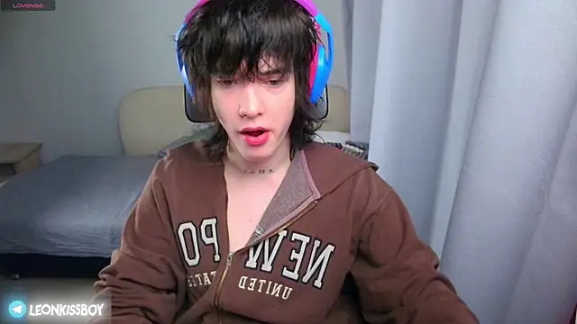 LeonBoykisser online show from June 15, 2026, 12:13 am