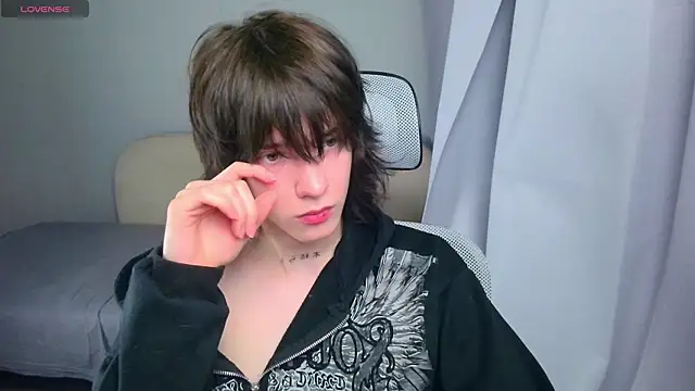 LeonBoykisser online show from July 4, 2026, 5:08 pm