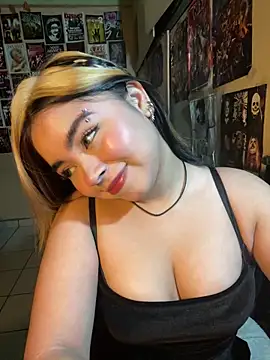 Snapshot of pinkybombon chatting on February 2, 2026, 11:25 pm pinkybombon online show from February 2, 2026, 11:25 pm