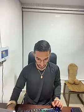 Snapshot of juanlouis_pierre chatting on February 13, 2026, 11:45 pm juanlouis pierre online show from February 13, 2026, 11:45 pm