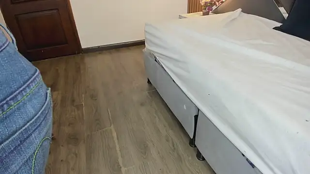 Ambarross  online show from February 14, 2026, 12:46 pm