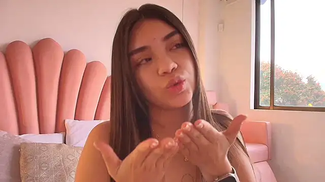 EmmaSnnow online show from February 5, 2026, 12:10 pm