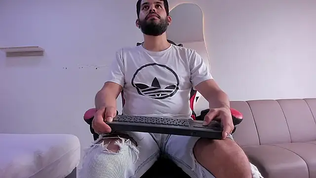 LucasBeaumont online show from February 2, 2026, 1:54 pm