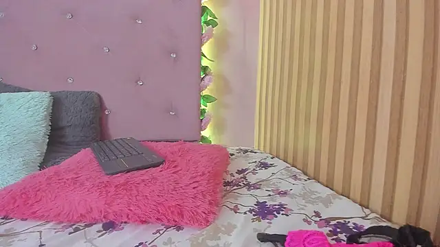 lovely  kiss   online show from April 16, 2026, 9:39 pm