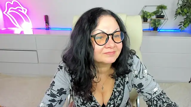 Snapshot of IrissMoon chatting on February 16, 2026, 6:42 am IrissMoon online show from February 16, 2026, 6:42 am