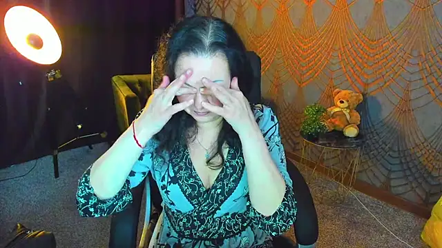 IrissMoon online show from May 11, 2026, 5:35 am