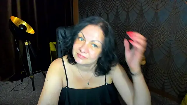 Snapshot of IrissMoon chatting on July 5, 2026, 5:42 pm IrissMoon online show from July 5, 2026, 5:42 pm