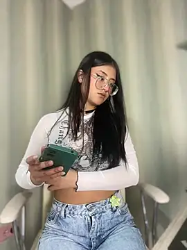 StrawberryPink  online show from February 21, 2026, 12:06 pm