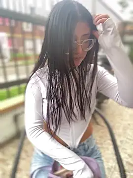 StrawberryPink  online show from March 6, 2026, 11:28 am