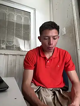 Snapshot of santiObrero chatting on June 25, 2026, 2:54 pm santiObrero online show from June 25, 2026, 2:54 pm