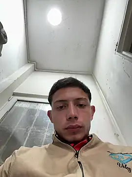 Snapshot of santiObrero chatting on July 9, 2026, 2:54 pm santiObrero online show from July 9, 2026, 2:54 pm