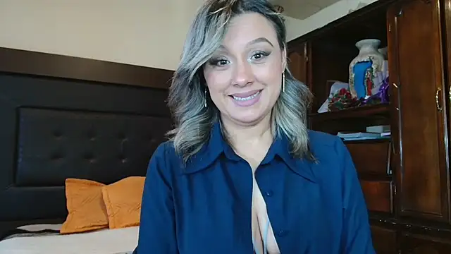 aitanalove  online show from May 7, 2026, 11:32 pm