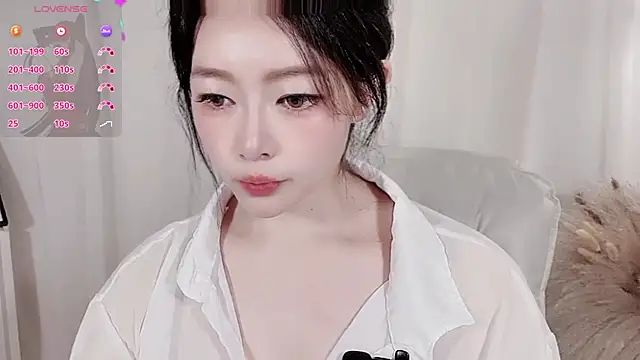 Snapshot of XinYuemeimei chatting on July 4, 2026, 2:12 pm XinYuemeimei online show from July 4, 2026, 2:12 pm