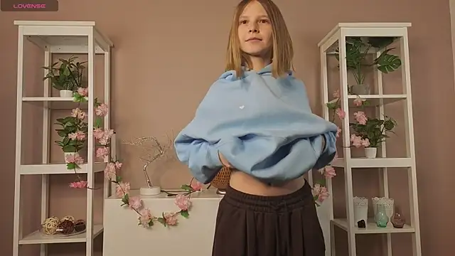 EssieVogel online show from February 18, 2026, 5:09 pm