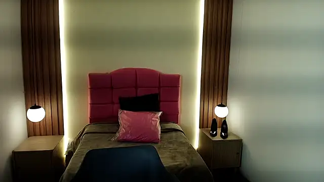 IvonneRoss  online show from February 5, 2026, 12:10 pm