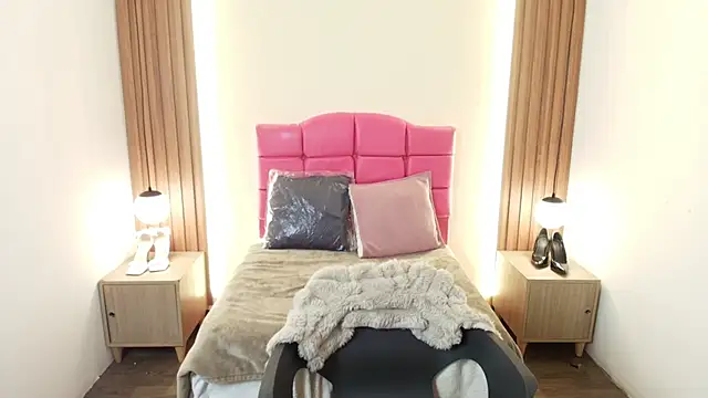 IvonneRoss  online show from February 26, 2026, 12:15 pm