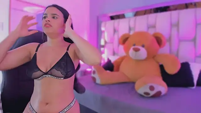 LunaVera21 online show from February 4, 2026, 10:15 pm