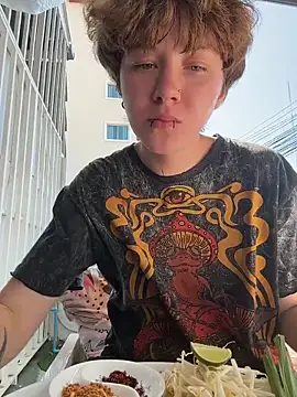 Snapshot of IceMur chatting on April 11, 2026, 7:45 am IceMur online show from April 11, 2026, 7:45 am