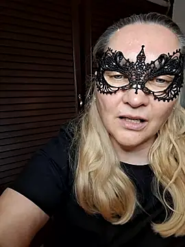MaskedQueen77 online show from May 11, 2026, 4:04 pm