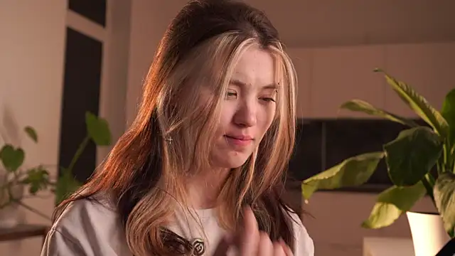 EleniRoeber online show from March 10, 2026, 4:23 pm