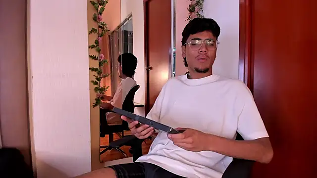 Snapshot of alexandro_castillo chatting on February 4, 2026, 12:44 pm alexandro castillo online show from February 4, 2026, 12:44 pm