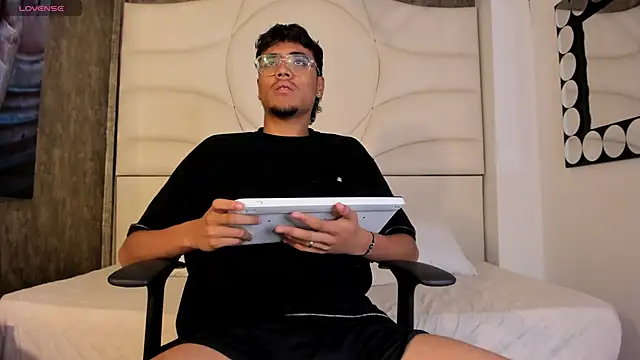 Snapshot of alexandro_castillo chatting on February 6, 2026, 11:57 am alexandro castillo online show from February 6, 2026, 11:57 am