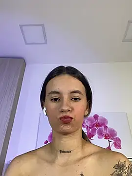 Snapshot of JuliaColemann chatting on July 28, 2026, 2:13 pm JuliaColemann online show from July 28, 2026, 2:13 pm