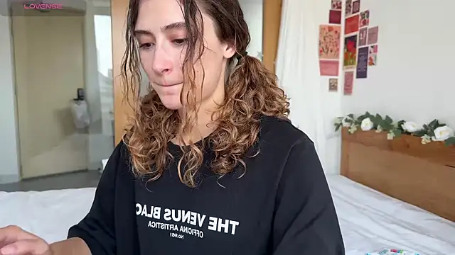 cutiemari online show from May 3, 2026, 4:51 am