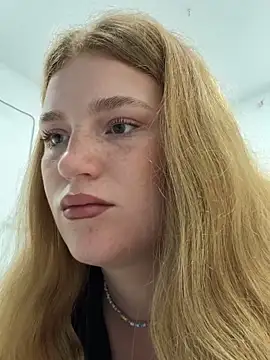 Snapshot of SunnyGrin chatting on March 3, 2026, 9:21 pm SunnyGrin online show from March 3, 2026, 9:21 pm