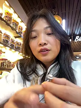 Lyn-be99 online show from April 23, 2026, 2:41 pm