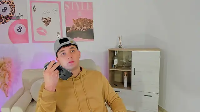 Massimo Fiore online show from March 11, 2026, 1:33 am