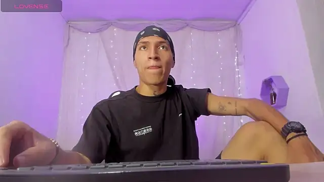 dantefriore  online show from February 4, 2026, 6:36 pm