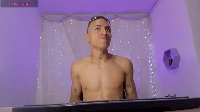 dantefriore  online show from February 9, 2026, 7:40 pm