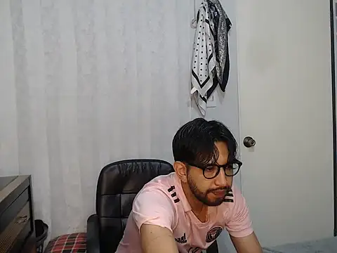 Snapshot of thomass1018 chatting on May 26, 2026, 1:23 am thomass1018 online show from May 26, 2026, 1:23 am