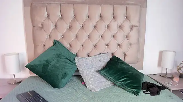 Emily Castano online show from March 19, 2026, 10:52 am