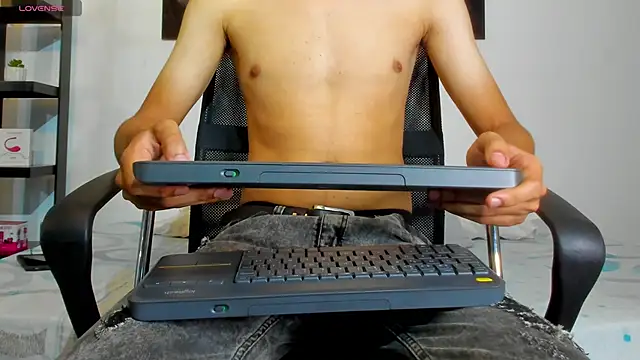 Snapshot of milo_cruz_ chatting on April 12, 2026, 12:32 pm milo cruz online show from April 12, 2026, 12:32 pm