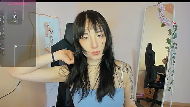 AliceeinWonderlanddd online show from May 6, 2026, 2:08 am