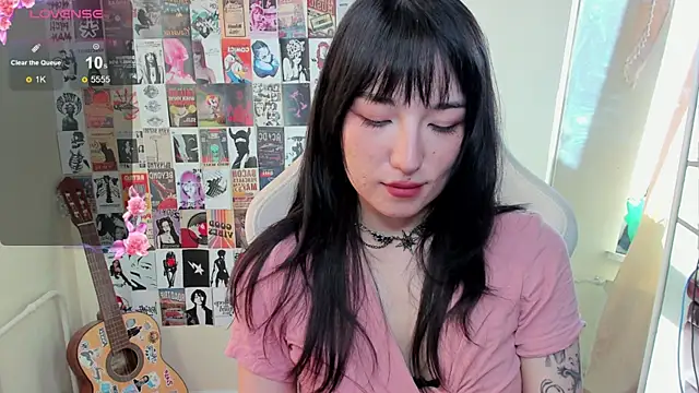 Snapshot of AliceeinWonderlanddd chatting on July 2, 2026, 2:33 am AliceeinWonderlanddd online show from July 2, 2026, 2:33 am