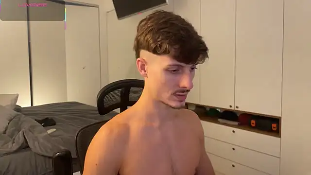 vitoraugustoxxx online show from March 3, 2026, 8:26 pm