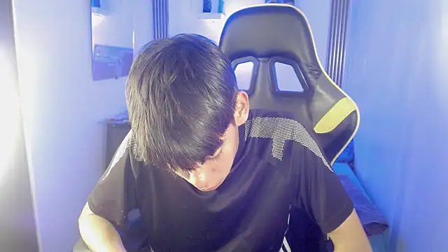 Snapshot of Liarr_ chatting on May 12, 2026, 10:40 pm Liarr online show from May 12, 2026, 10:40 pm