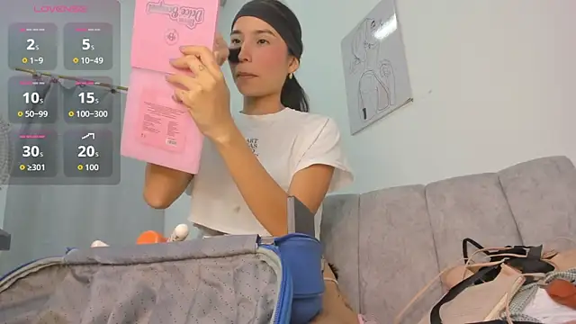 velvetluna  online show from May 8, 2026, 1:05 pm