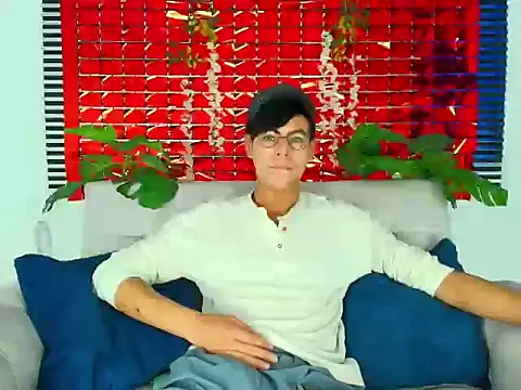 ThiiagoSaeenz online show from February 12, 2026, 6:14 pm