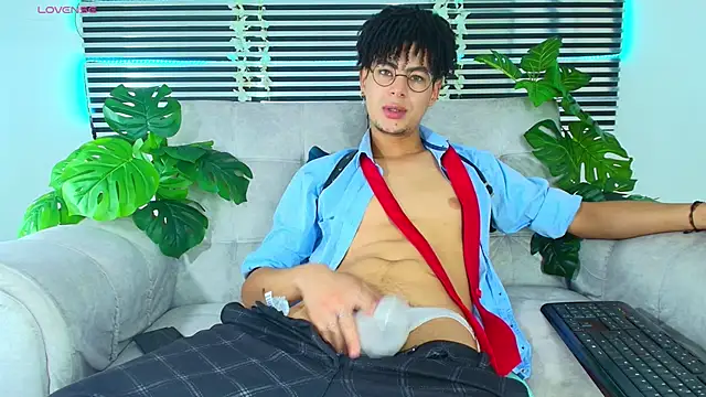 ThiiagoSaeenz online show from April 29, 2026, 5:30 pm