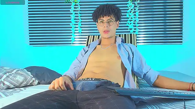 Snapshot of ThiiagoSaeenz chatting on August 3, 2026, 7:28 pm ThiiagoSaeenz online show from August 3, 2026, 7:28 pm