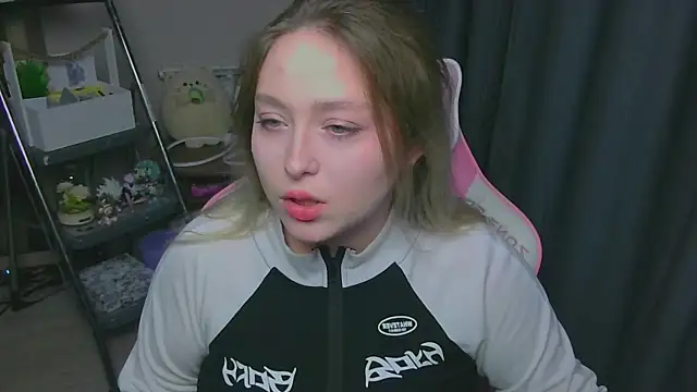 Emiliaaah online show from February 3, 2026, 1:49 pm